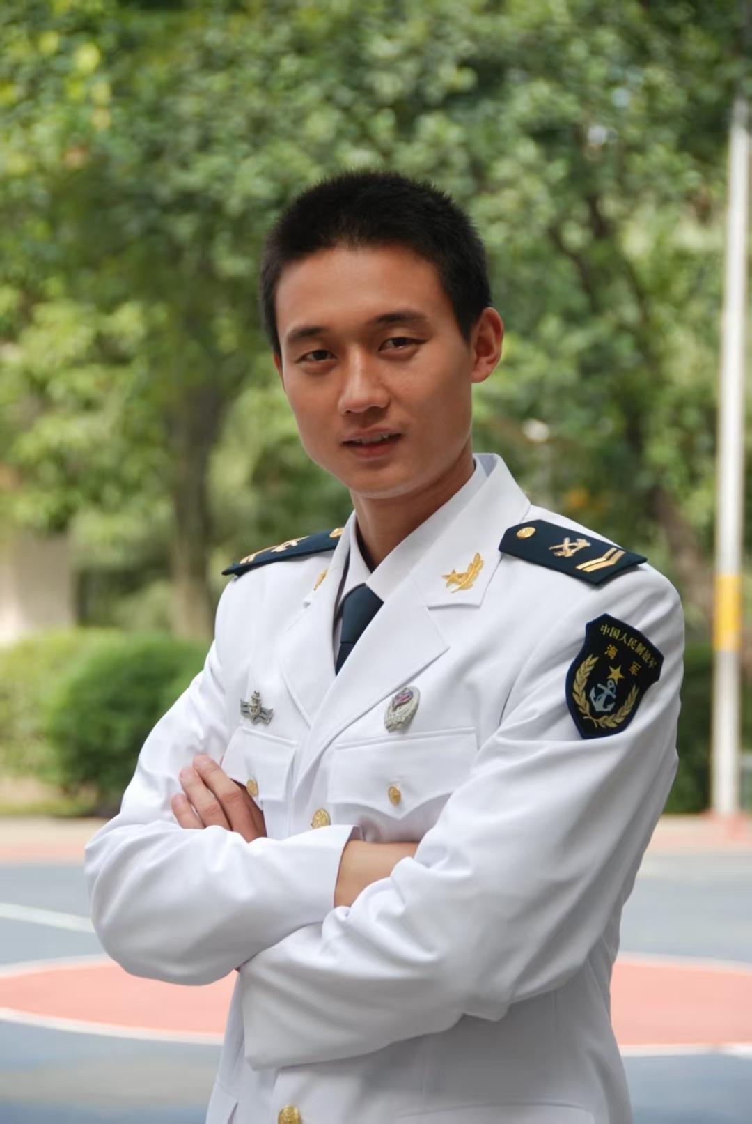 惊险一幕!他纵身一跃救下落水女子(图1) 惊险一幕!他纵身一跃救下落水女子(图1)