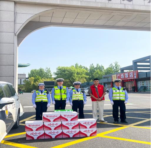 西峡县韩佩霖:从“火场逆行者”到“街巷送暖人”(图1) 西峡县韩佩霖:从“火场逆行者”到“街巷送暖人”(图1)