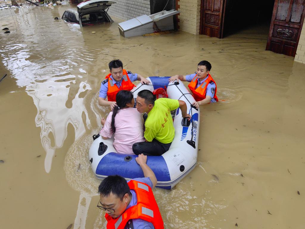 一切为了人民群众的安全——湖南龙山县抗洪一线见闻(图3) 一切为了人民群众的安全——湖南龙山县抗洪一线见闻(图3)