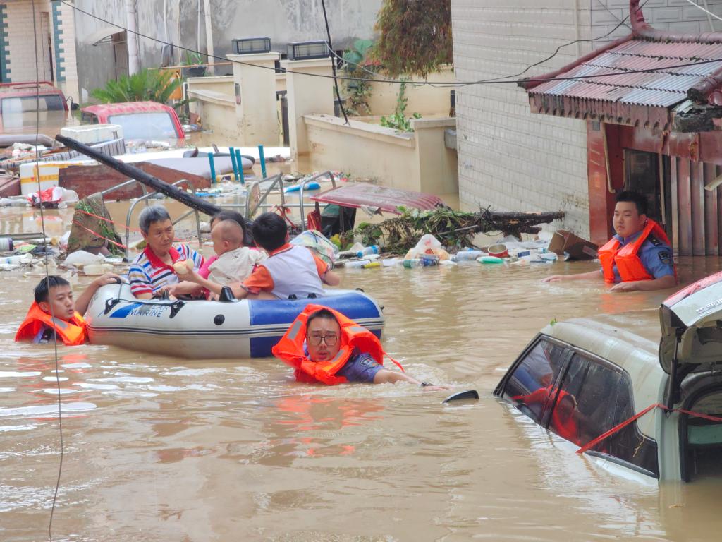 一切为了人民群众的安全——湖南龙山县抗洪一线见闻(图1) 一切为了人民群众的安全——湖南龙山县抗洪一线见闻(图1)