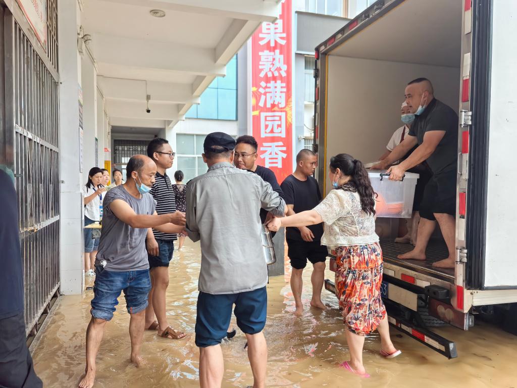 一切为了人民群众的安全——湖南龙山县抗洪一线见闻(图2) 一切为了人民群众的安全——湖南龙山县抗洪一线见闻(图2)