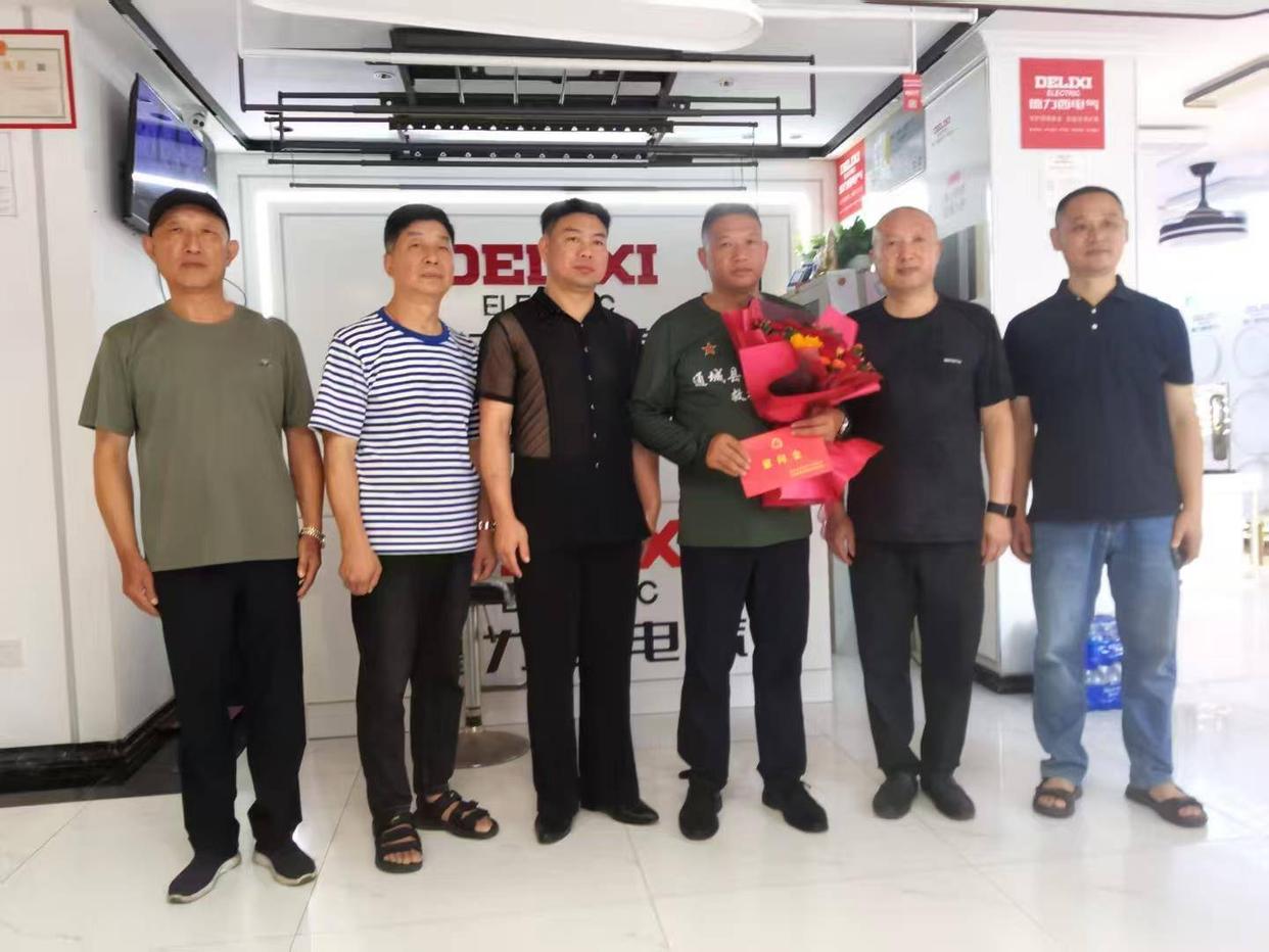 扛住400多斤的下沉重量!湖北通城老兵勇救两名溺水青年(图2) 扛住400多斤的下沉重量!湖北通城老兵勇救两名溺水青年(图2)