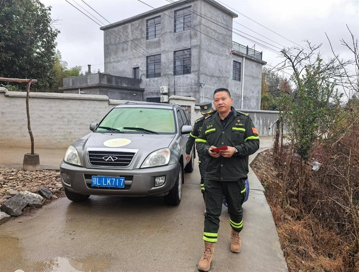 扛住400多斤的下沉重量!湖北通城老兵勇救两名溺水青年(图4) 扛住400多斤的下沉重量!湖北通城老兵勇救两名溺水青年(图4)