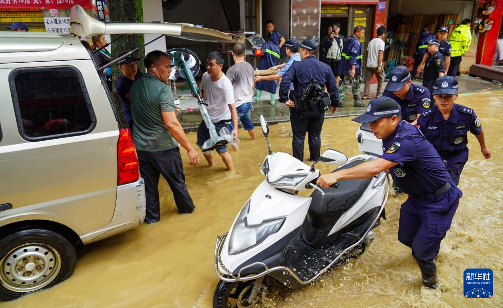 多方合力保障群众生命财产安全——直击贵州榕江、从江抗洪一线(图4) 多方合力保障群众生命财产安全——直击贵州榕江、从江抗洪一线(图4)
