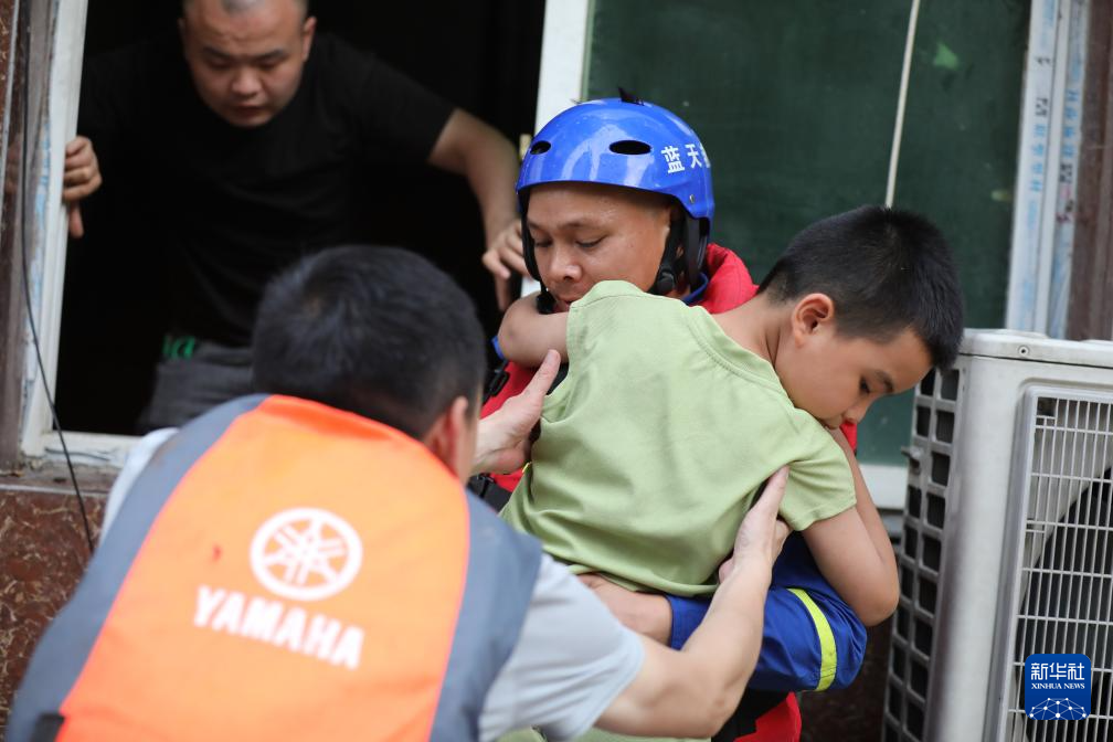 多方合力保障群众生命财产安全——直击贵州榕江、从江抗洪一线(图3) 多方合力保障群众生命财产安全——直击贵州榕江、从江抗洪一线(图3)