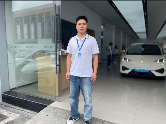 虹山湖畔惊魂3分钟——退役军人张龙一人救四人(图3) 虹山湖畔惊魂3分钟——退役军人张龙一人救四人(图3)