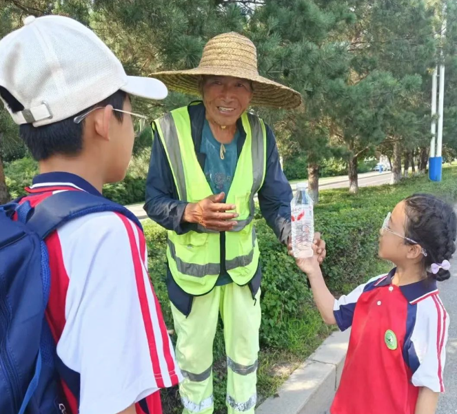 清凉夏日里的温暖传递(图1) 屏幕快照 2025-07-08 11.02.51.png