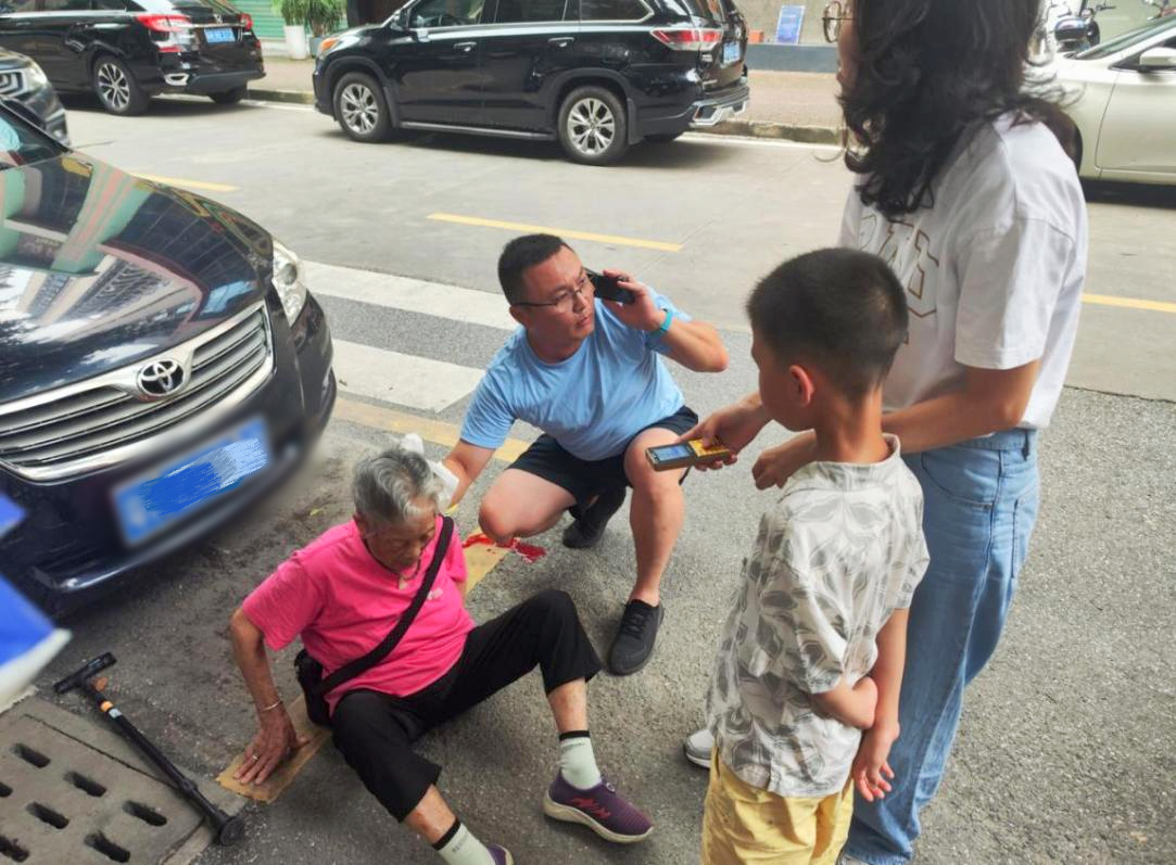 退役军人黄光辉街头暖心救人(图1) 退役军人黄光辉街头暖心救人(图1)